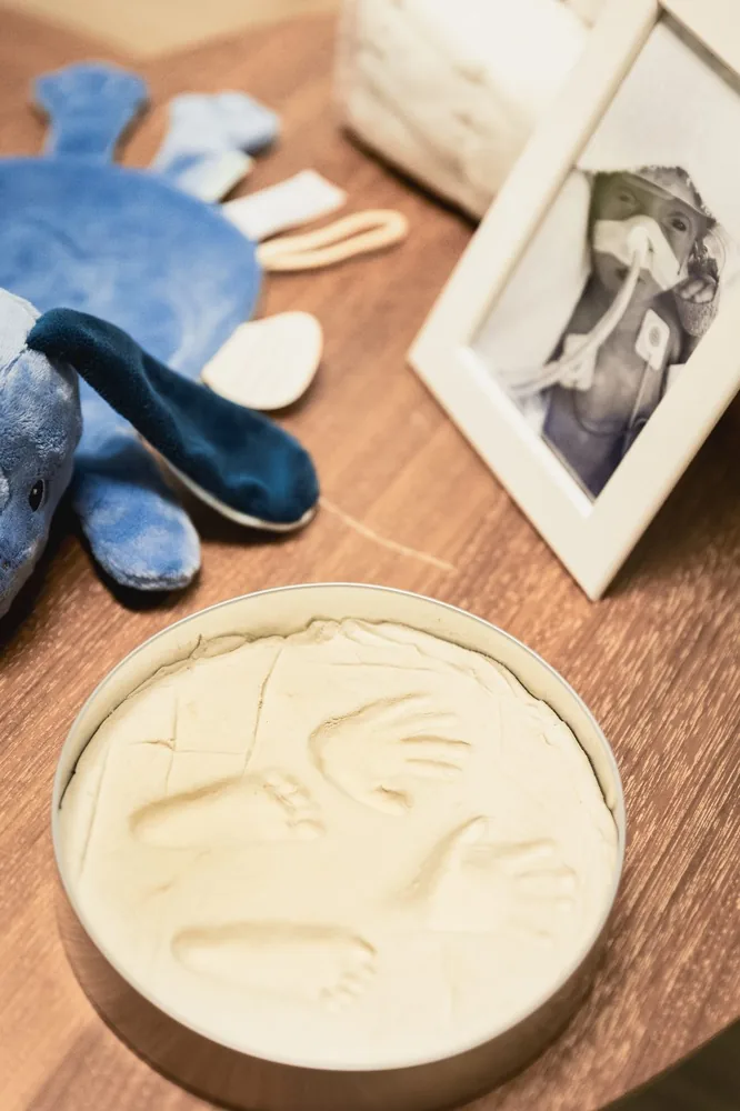 Een knuffel, een foto van Senne en zijn hand- en voetafdrukken.