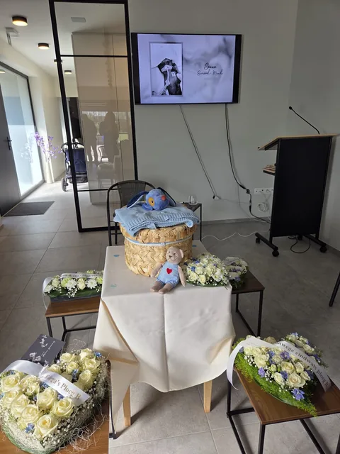De aula tijdens de uitvaart van Senne, met zijn mandje en bloemstukken.